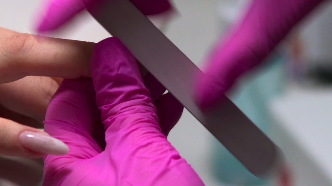 Neglefilning og manicureproces