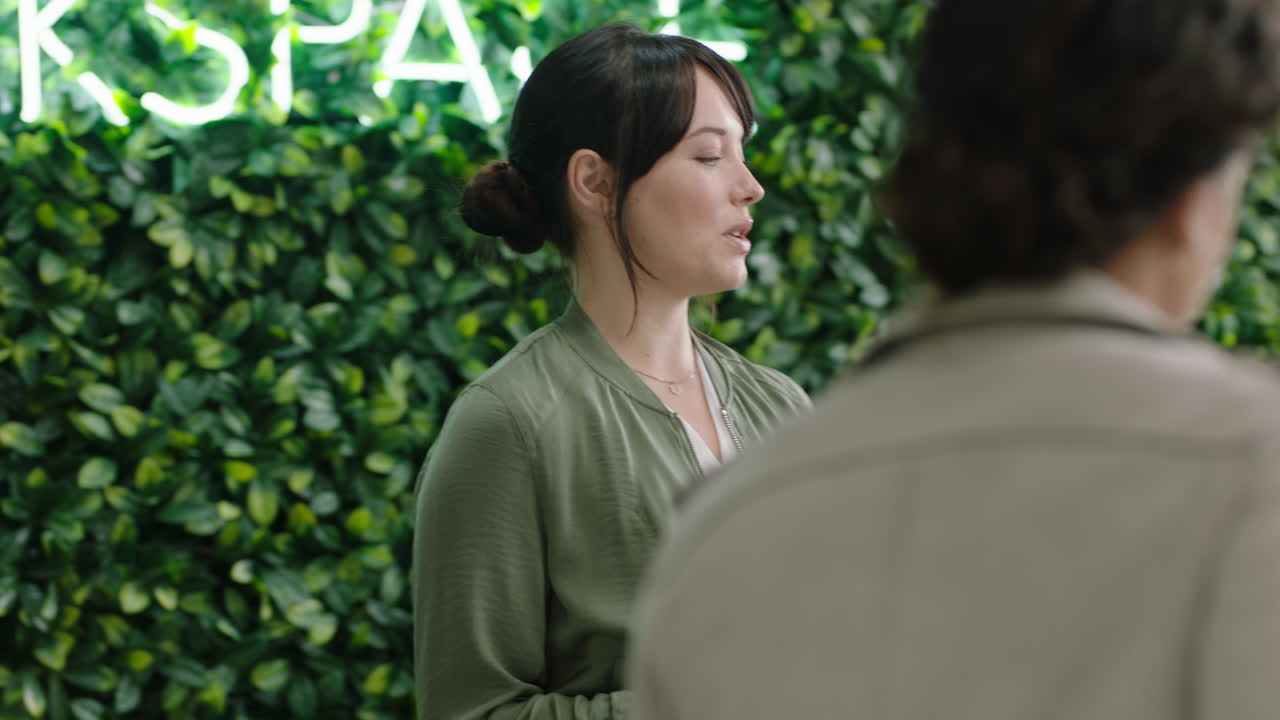 백인 사업가 여성이 사무실에서 지오데식  ⁇  모델을 발표하고 엔지니어들을 만나고 창의적인 디자인 솔루션을 브레인스토밍하고 스타트업 작업장 프레젠테이션 계획 이니셔티브에 대한 아이디어를 논의합니다.