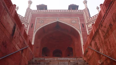 Tumba-De-Humayun-En-La-Mañana-Brumosa-Desde-Una-Perspectiva-única-Tomada-En-Delhi-India