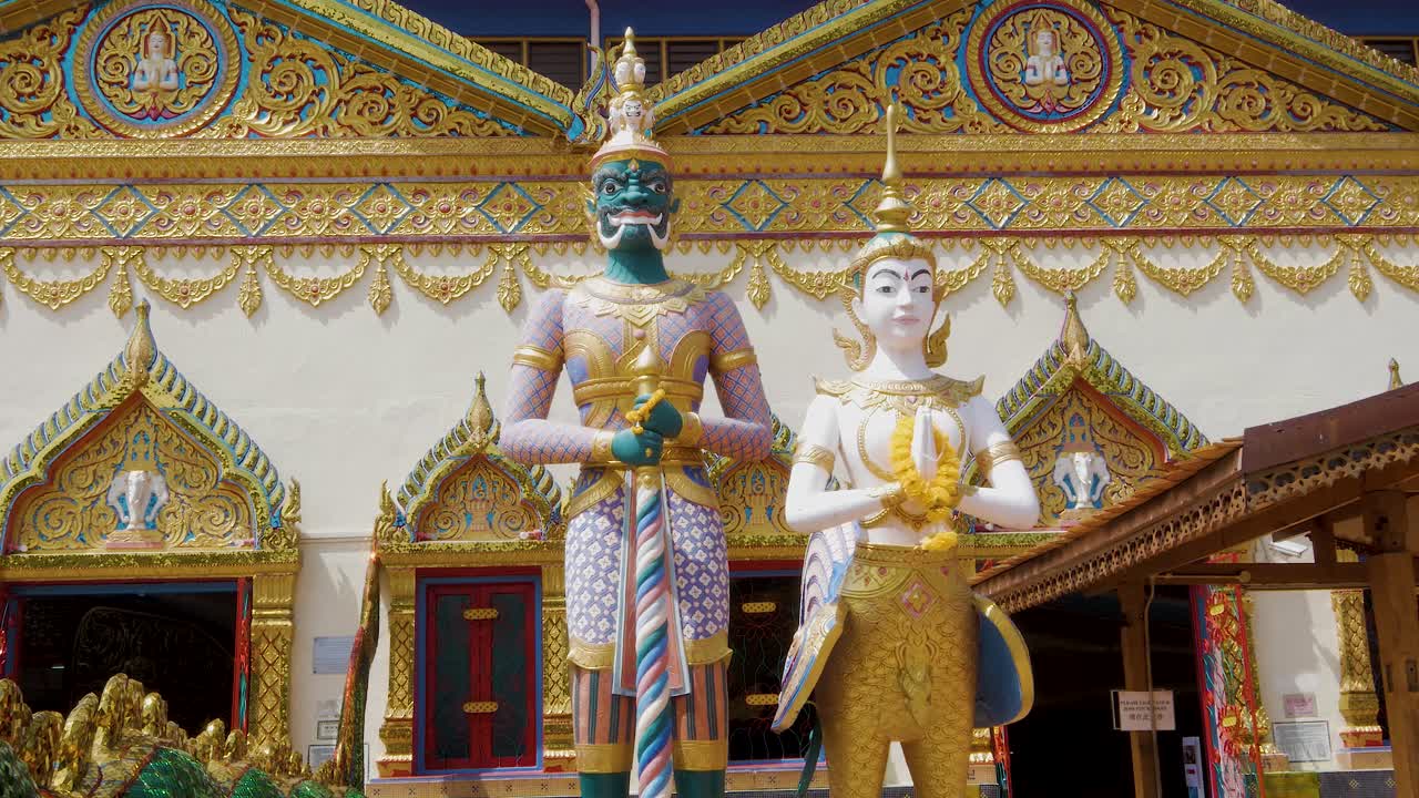 famoso templo budista birmano en penang, hogar de estatuas maravillosamente elaboradas