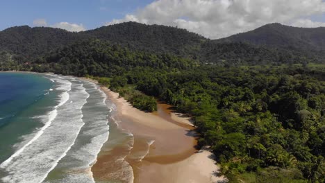 Erstaunliche-Luftaufnahme-Eines-Flusses,-Der-Aus-Dem-üppigen-Tropischen-Regenwald-Ins-Meer-Am-Nordküstenstrand-Von-Las-Cuevas-Auf-Trinidad-Und-Tobago-Fließt