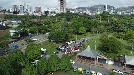 Vista-Aérea-De-Una-Exhibición-Callejera-De-Autos-Antiguos-En-Una-Ciudad-Metropolitana-En-Brasil