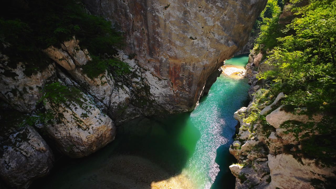 Acqua turchese di un fiume di montagna che scorre attraverso una profonda gola rocciosa nel Sentiero del Dint, Italia, cinemagraph.