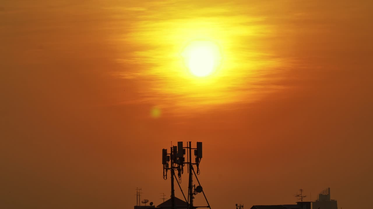 tapa de los edificios en bangkok, tailandia al anochecer con la luz del sol en el fondo