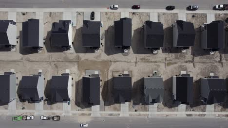 casas unifamiliares de nueva construcción en el desarrollo inmobiliario suburbano, aérea de arriba hacia abajo