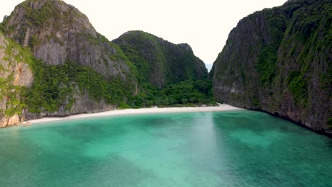 Perfekte-Aufnahme-Eines-Geschlossenen,-Leeren,-Weltberühmten-Maya-Bay-Beach