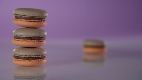 tres galletas de macarrones en una pila giran alrededor