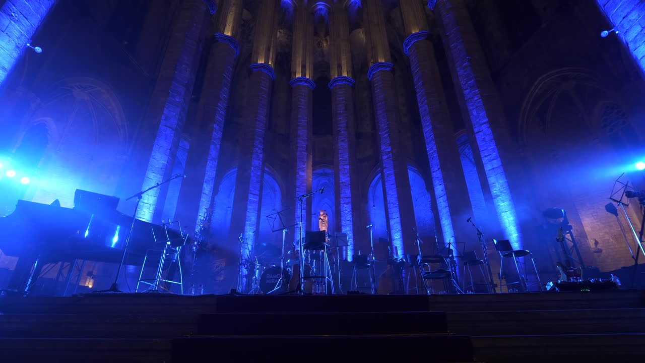 바르셀로나 대성당에서 흔들릴 준비가 된 콘서트 무대, 모션 뷰