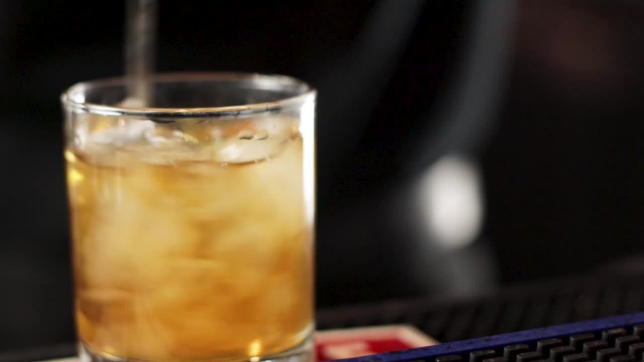 얼음으로 위스키 칵테일을 저어주는 숟가락