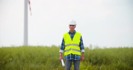 ingeniero usando tableta digital en la granja de molinos de viento 8