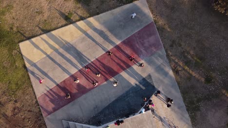 Las-Parejas-Practican-Una-Clase-Pública-De-Baile-De-Tango-Al-Aire-Libre-En-El-Parque-De-Buenos-Aires