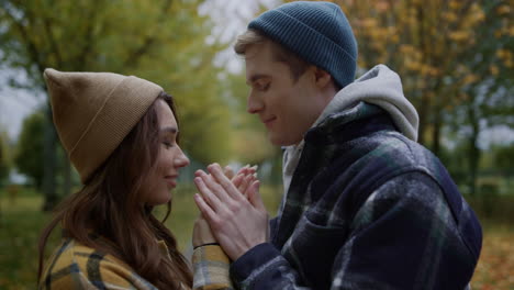 jóvenes amantes cara a cara en el fresco clima de otoño.