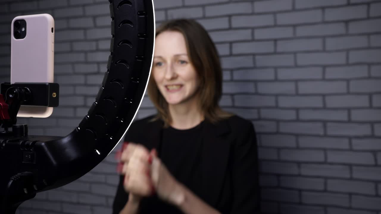 Video di una blogger che registra una storia con una ring light