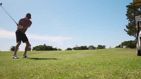 Kaukasischer-Männlicher-Golfer,-Der-An-Einem-Sonnigen-Tag-Auf-Einem-Golfplatz-Spielt