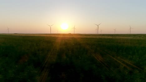 Windkraftanlagen-Produzieren-Strom-Bei-Sonnenuntergang