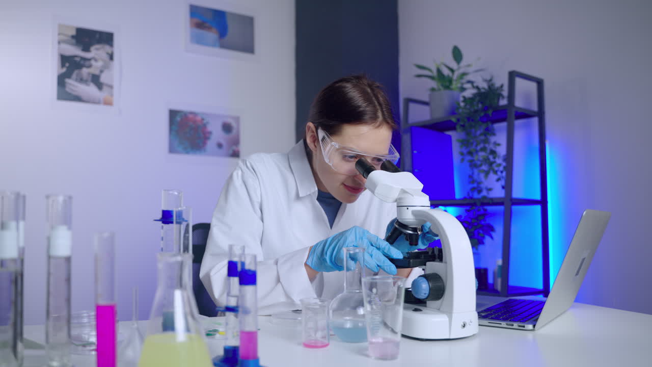 científico usando un microscopio en un laboratorio