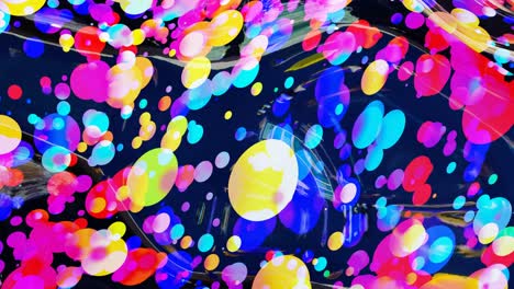 fondo en bucle abstracto de superficie brillante brillante como líquido transparente ondulado con círculos de color arco iris flotan como gotas de pintura en aceite. hermoso fondo creativo con gradiente de color en 4k. 3d