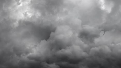 cielo oscuro con nubes negras y tormenta