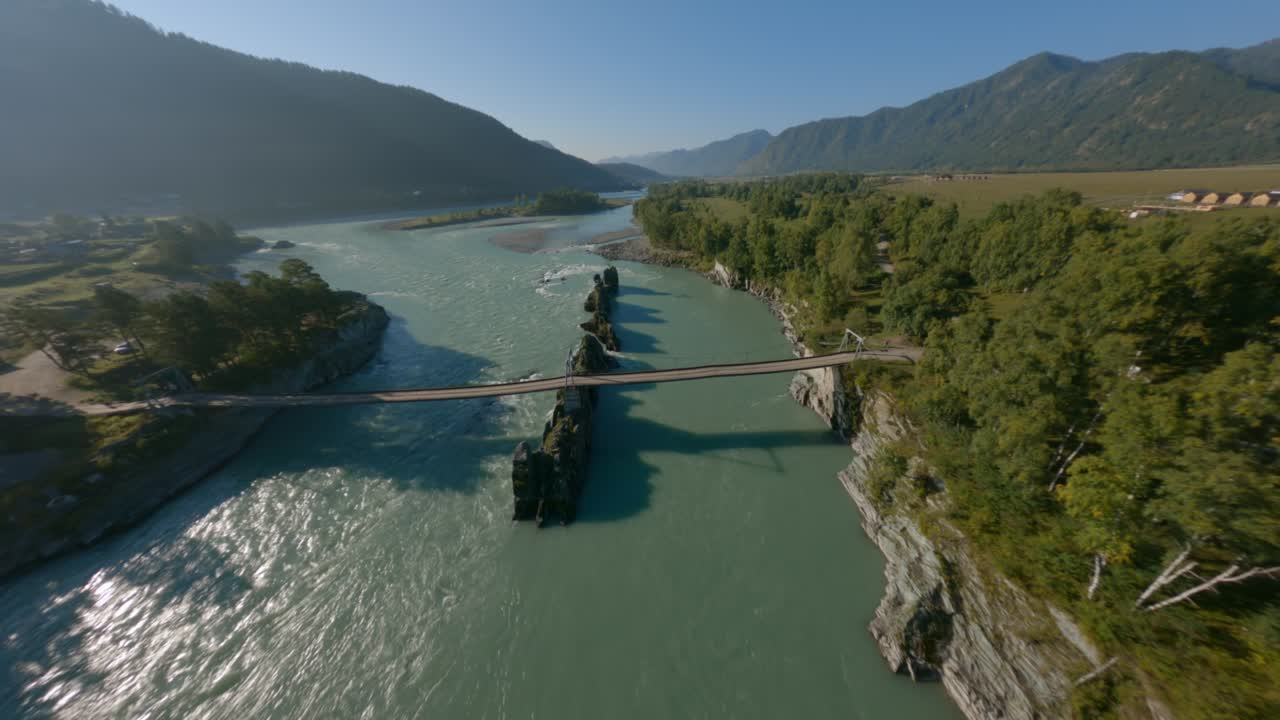 공중에서 볼 수 있는 영화 속도, 물의 흐름, 산, 강, 절벽, 바위, 섬, 보행 다리