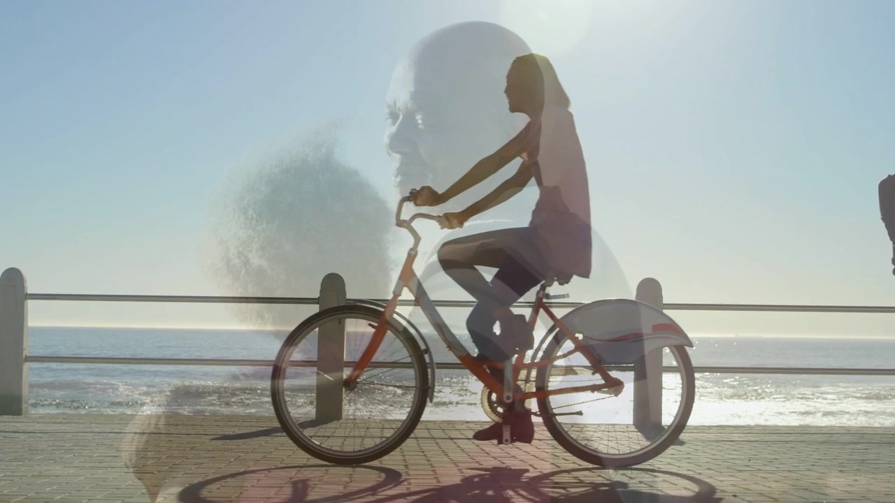 Ciclista donna che entra da destra, pedalando a sinistra su un sentiero costiero, con una sovrapposizione di ritratto che permane per il viaggio.