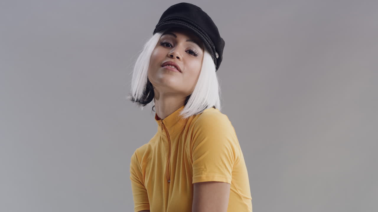 회색을  ⁇ 고 포즈를 취하는 아름다운 젊은 여성