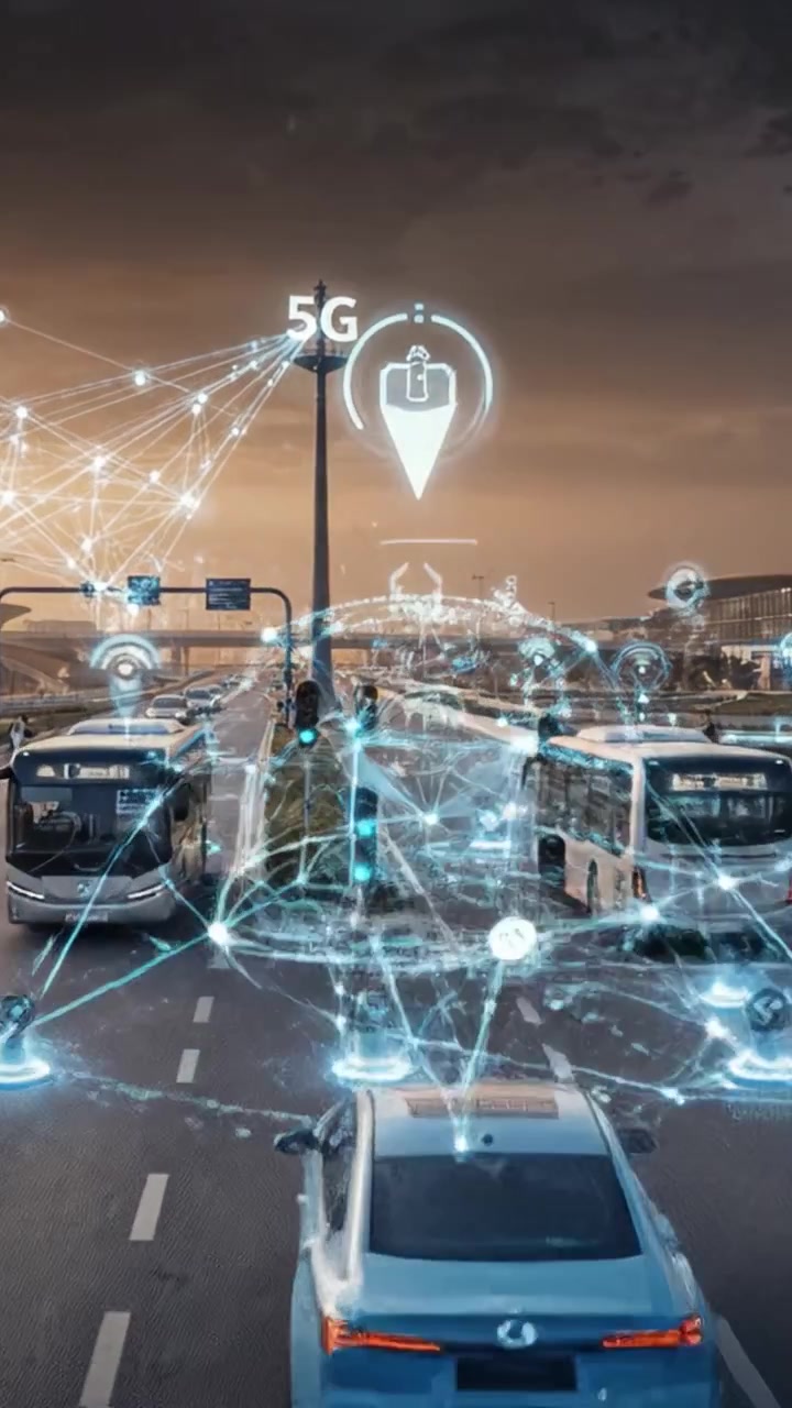 Scena urbana futuristica che mostra l'integrazione della tecnologia 5G avanzata con il flusso del traffico e infrastrutture intelligenti in un ambiente cittadino ad alta tecnologia.