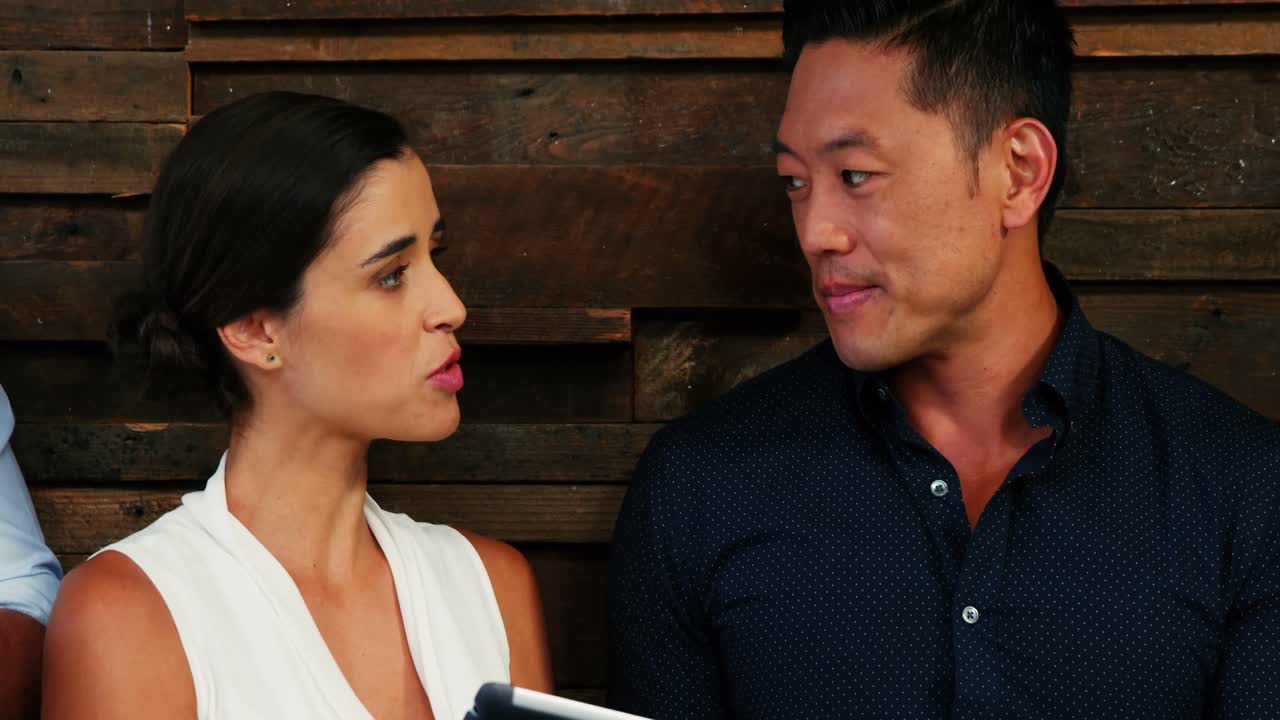 ejecutivos de negocios discutiendo sobre una tableta digital