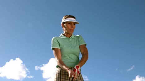 lady golfer swinging her club