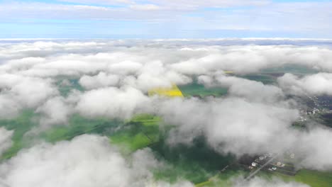 volando en las nubes volando en los nubes las nubes se mueven en la cámara volando a través de la nube
