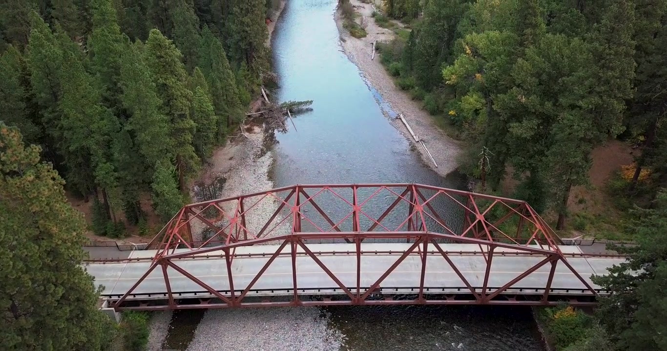 Ilmakuva punaisesta ristikkosillasta