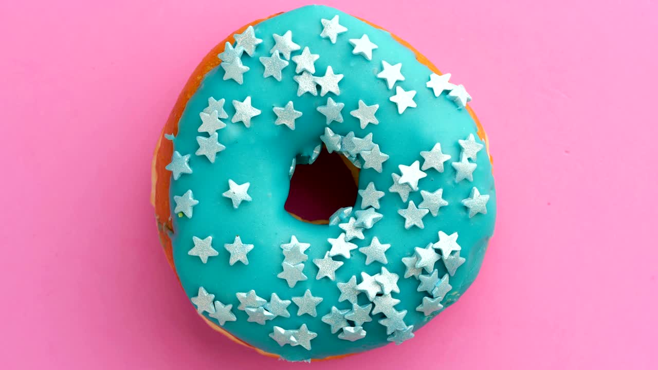 el donut glazado de primer plano.