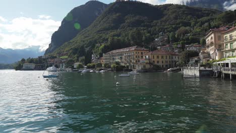 los barcos flotan en el puerto de menaggio cerca del lago como.