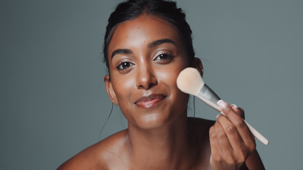 mujer aplicando maquillaje con un pincel
