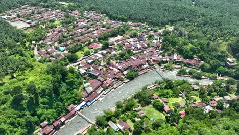 Pueblo-De-Bukit-Lawang,-Destino-Popular-Para-Amantes-De-La-Naturaleza-Y-Exploradores.