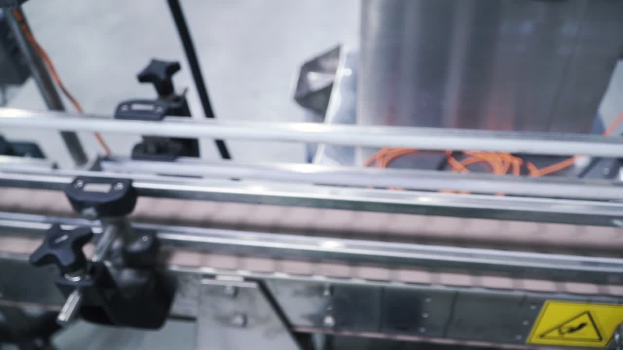 제조 시설에서 자동 포장 라인