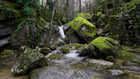 catarata del río bugio en las exuberantes barrias, felgueiras, portugal