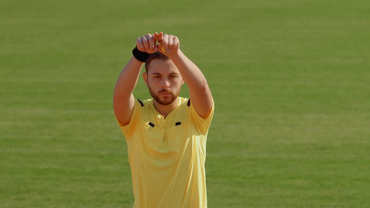 축구 심판이 손으로 보이는 비디오 보조 심판, 75fps