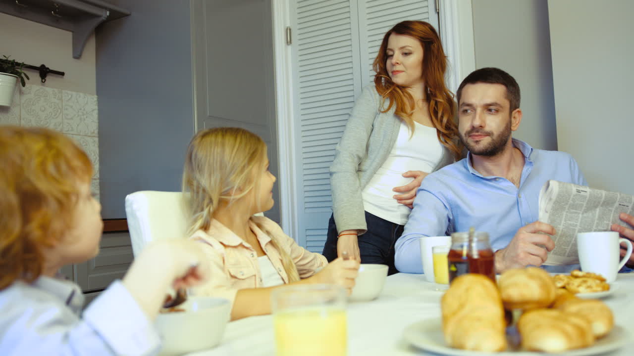 familia desayunando en la cocina