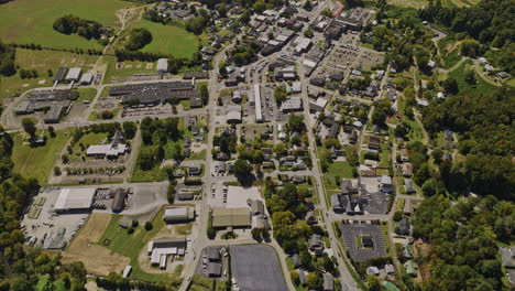 ellijay georgia aerial v5 estableciendo pájaros disparados vista de ojo drone sobrevuelo norte de georgia ciudad montañosa capturando calles y comunidad pintoresca desde arriba - filmado con mavic 3 cine - octubre 2022