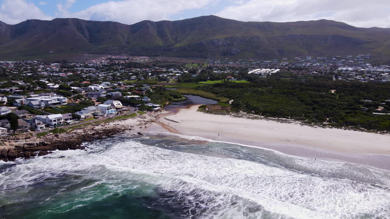 온루스 타운의 케이프 고래 해안, 라군 및 화이트 비치의 높은 각도 전망