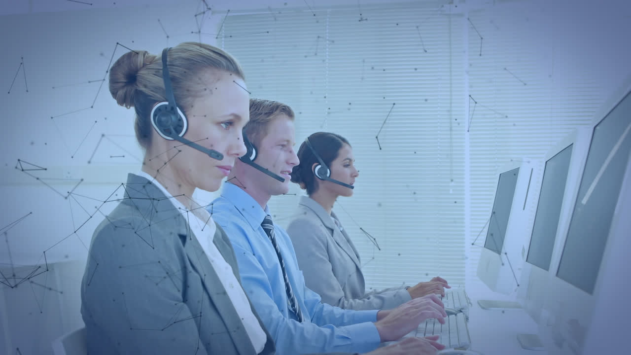 animación de la red de conexiones a través de personas de negocios que usan auriculares telefónicos
