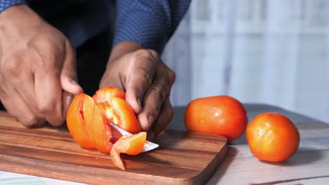 slicing tomatoes