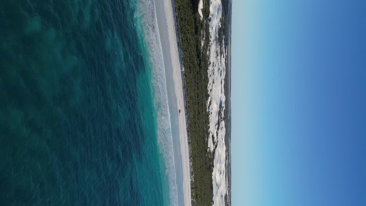 Vista a volo d'uccello dell'acqua turchese e della sabbia bianca di Wylie Bay Rock Beach.