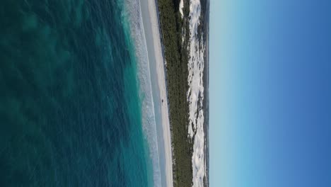 vista a vista de pájaro del agua turquesa y la arena blanca de la playa de wylie bay rock