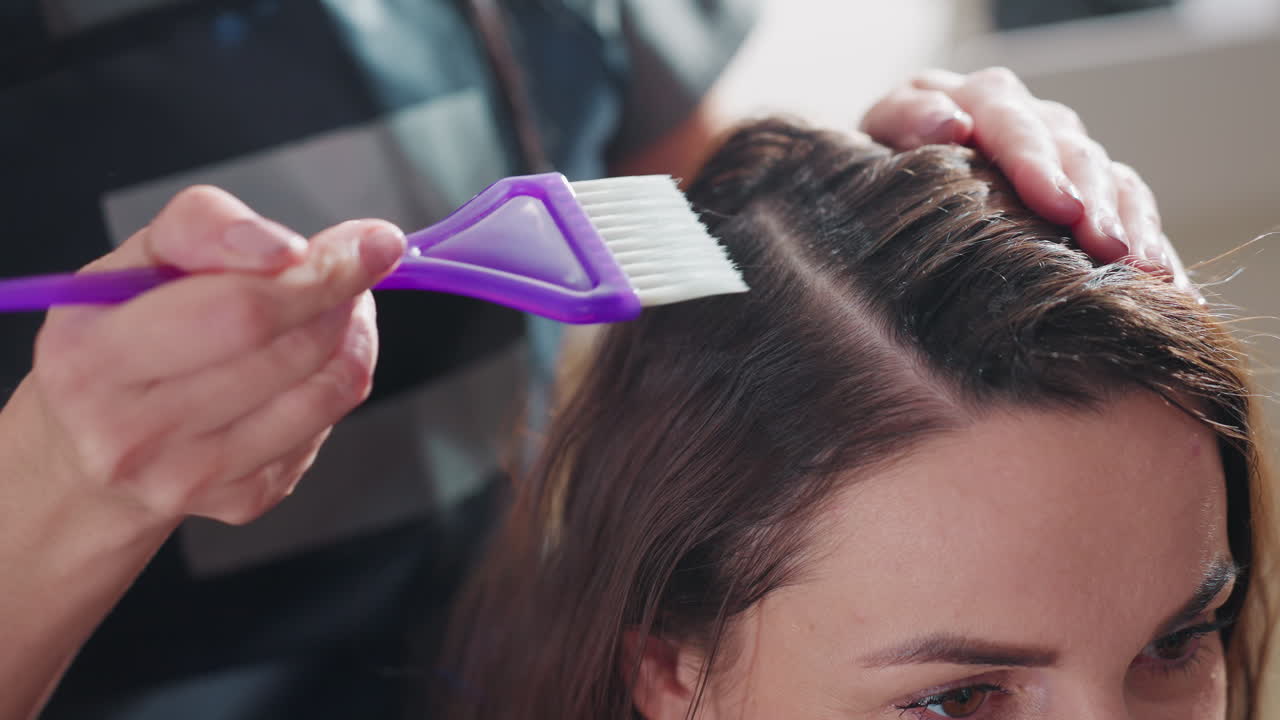 모근부터 시작하는 균일한 염색과 같은 컬러 적용 과정, 스타일리스트가 정밀한 툴을 사용하여 컬러를 적용하고, 전문적인 툴과 활기찬 분위기로 풀 커버리지 컬러 기술을 시연해요.