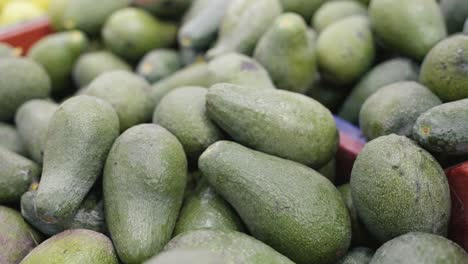 Ein-Haufen-Frischer-Avocados,-Die-Im-Supermarkt-Ausgestellt-Sind