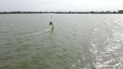 Ein-Windsurfer-In-Voller-Action-An-Einem-Windigen,-Aber-Sonnigen-Tag-In-Makkum-Holland