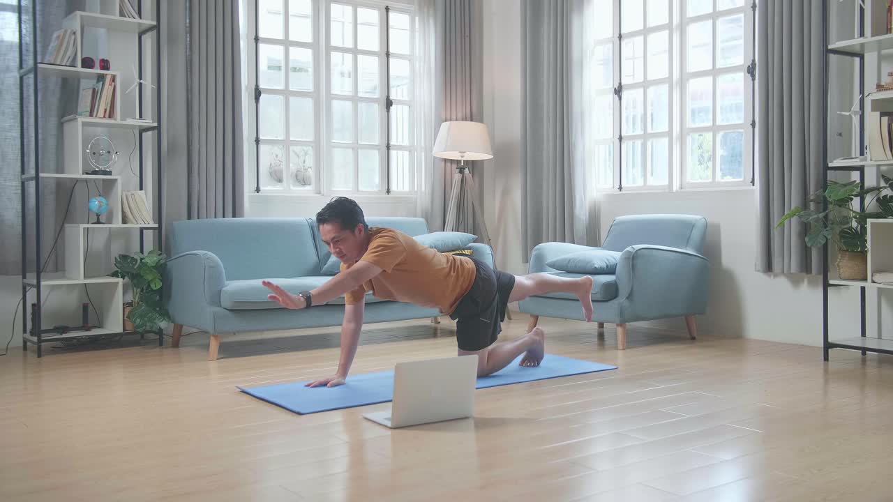hombre haciendo yoga en casa