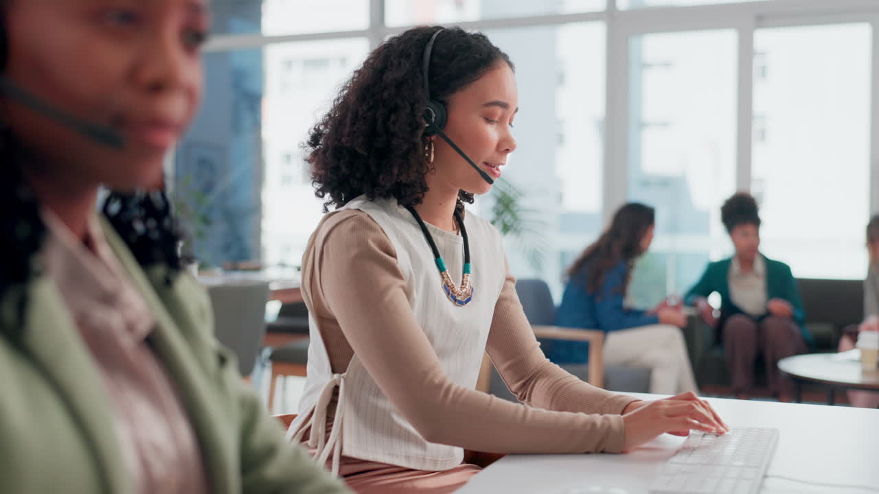 Donne diverse in un call center