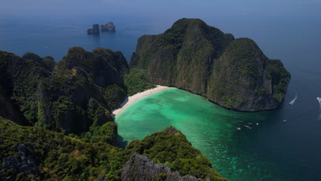 la famosa playa de la bahía maya en las islas phi phi
